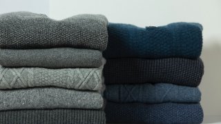 Lecția de stil - 4 idei de a purta puloverul bleumarin
